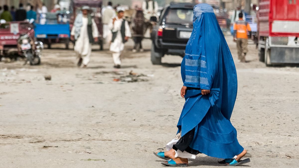 Přežily násilné činy, Tálibán poté ženy posílá do vězení